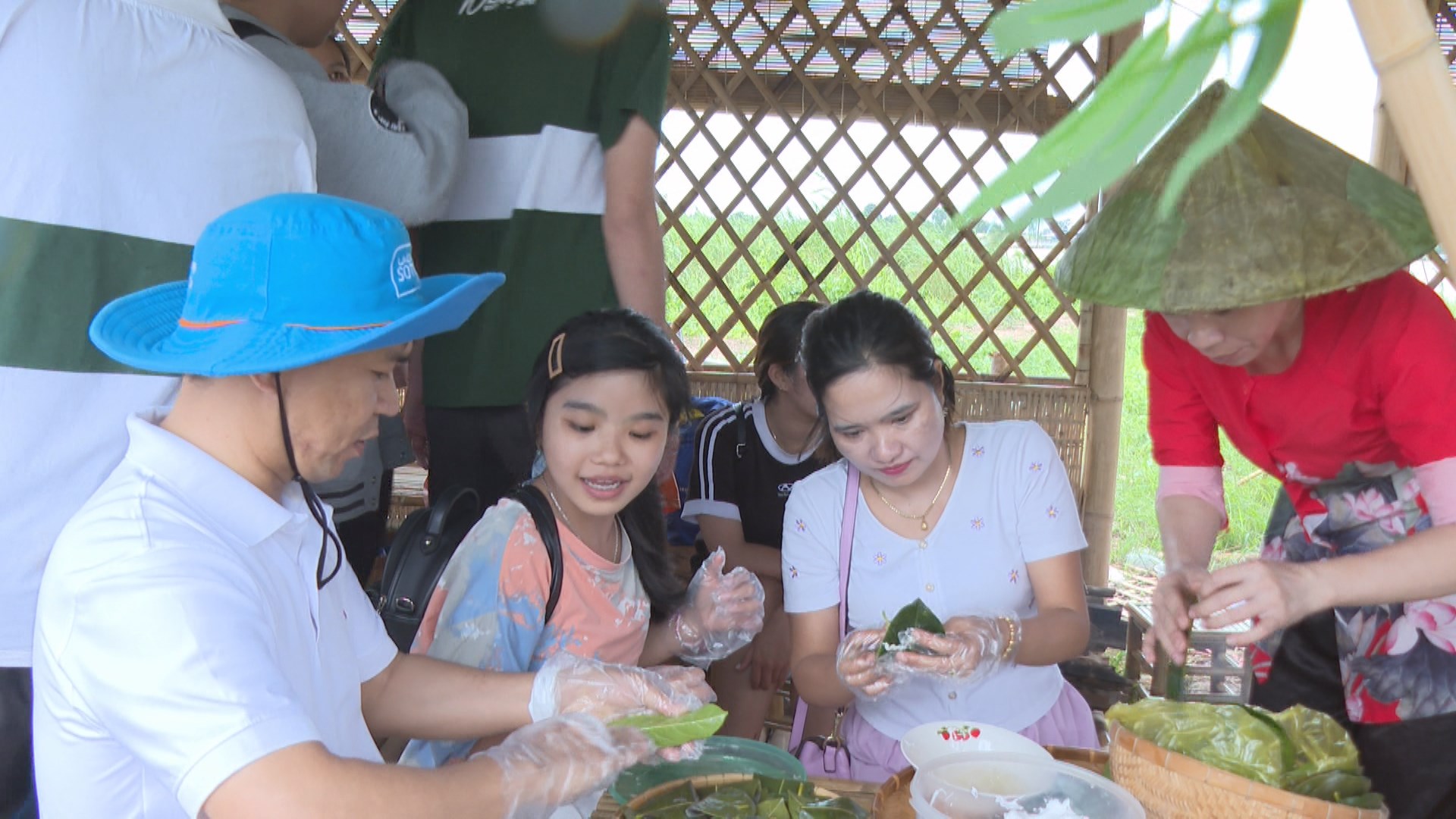 Du khách trải nghiệm làm bánh lá mít