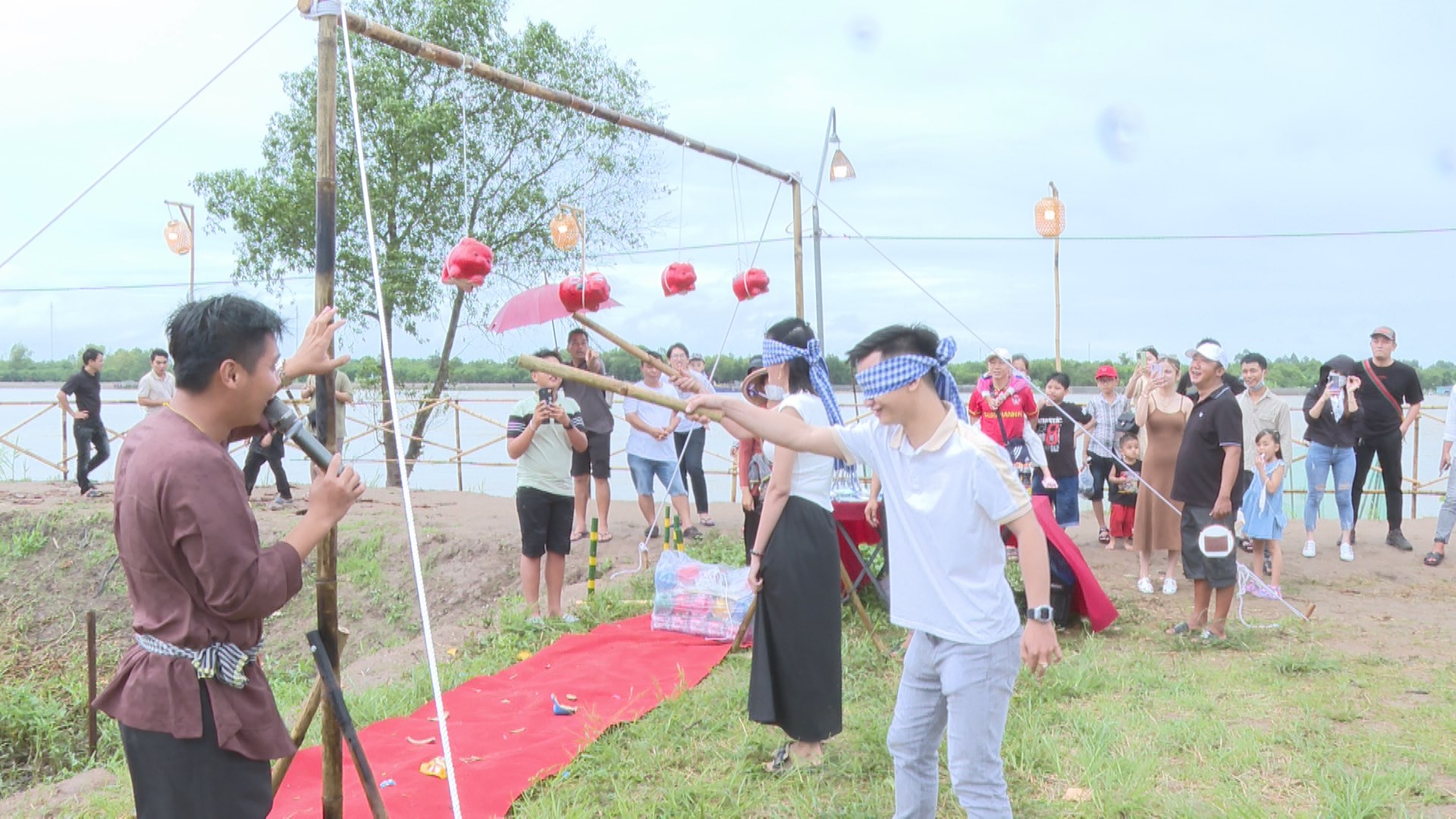 Trò chơi dân gian "Bịt mắt đập heo"