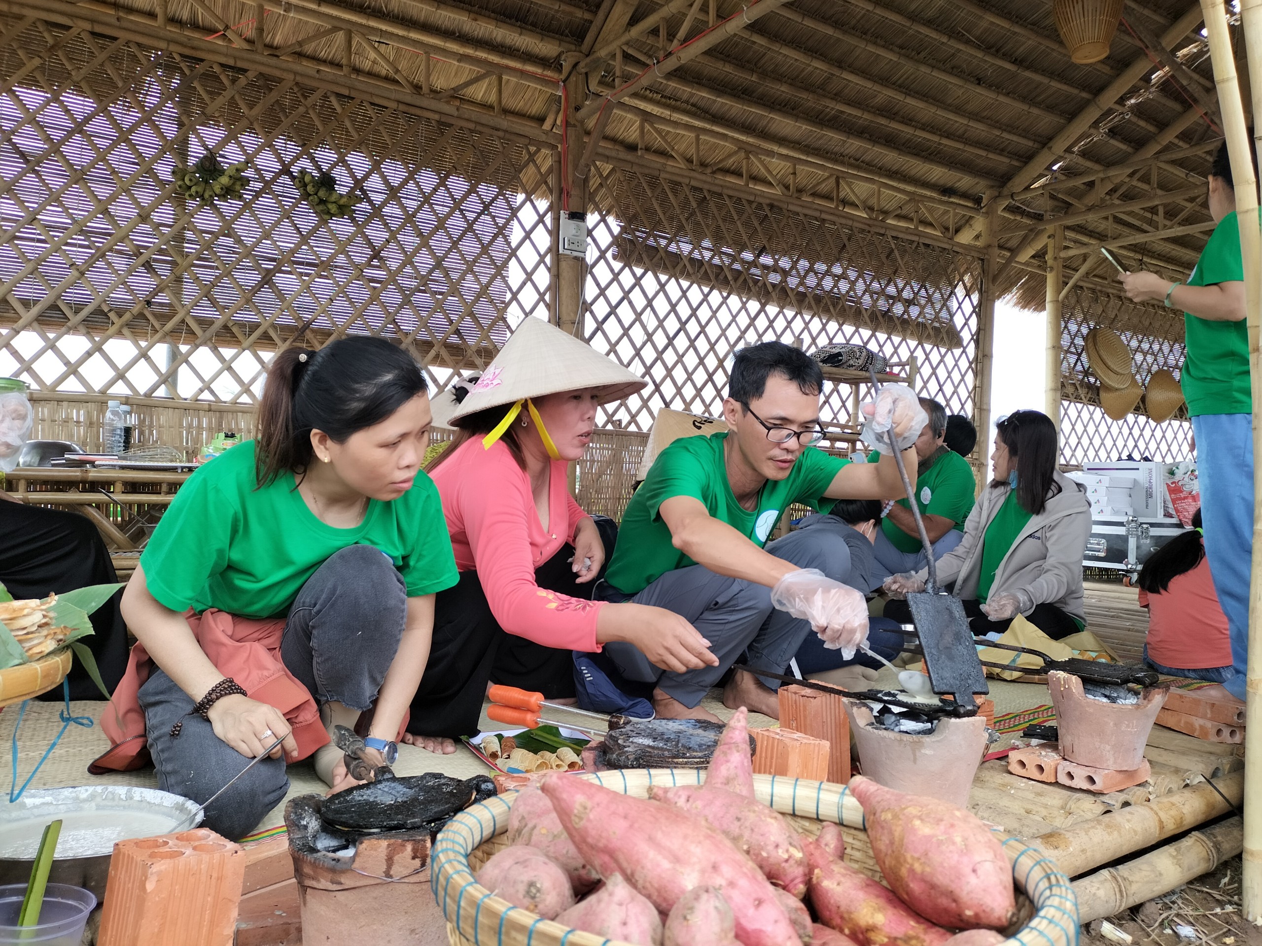 Du khách trải nghiệm đổ bánh kẹp