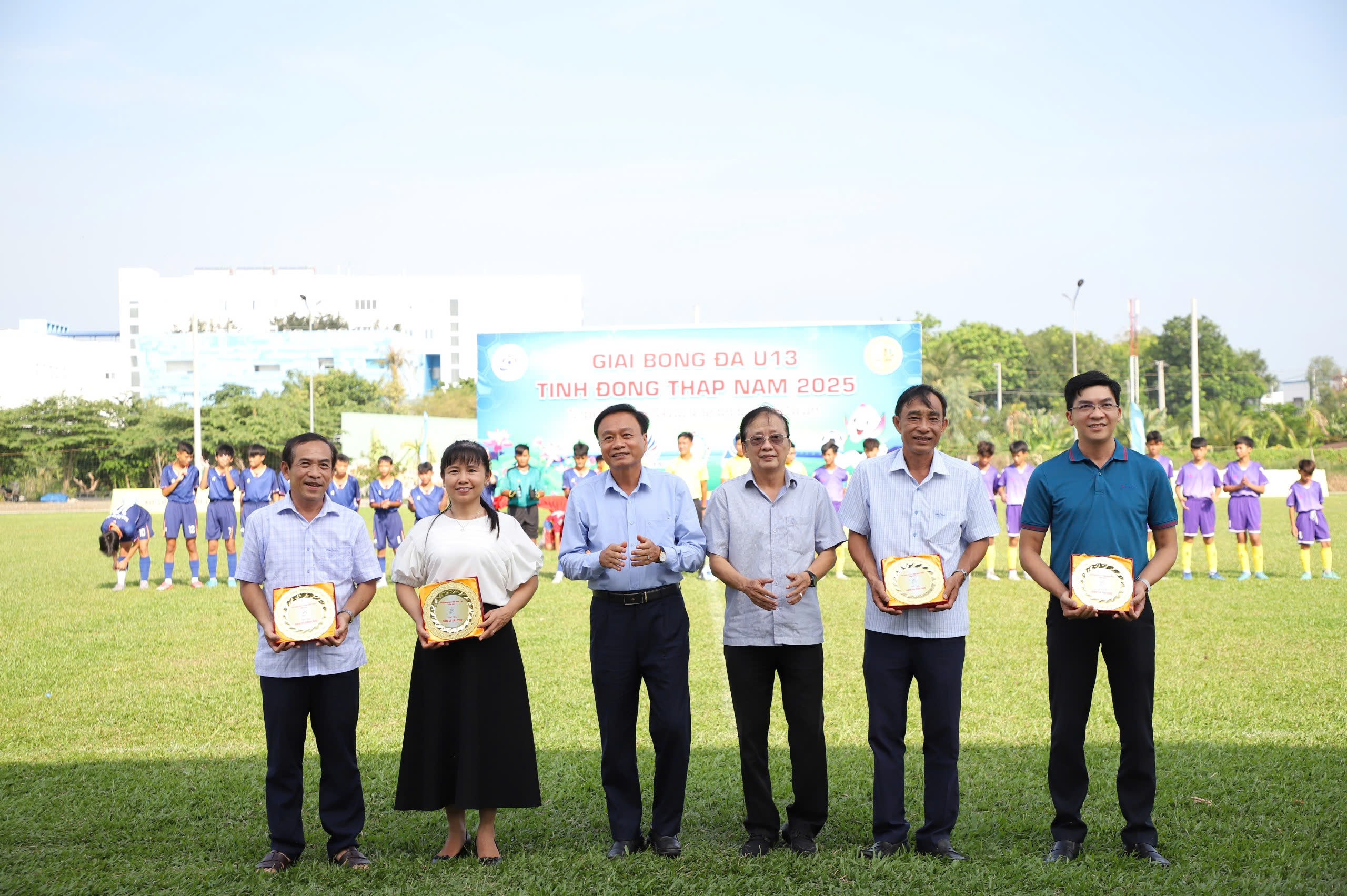 Ban tổ chức giải trao biểu trưng cho đơn vị đăng cai và đơn vị tài trợ