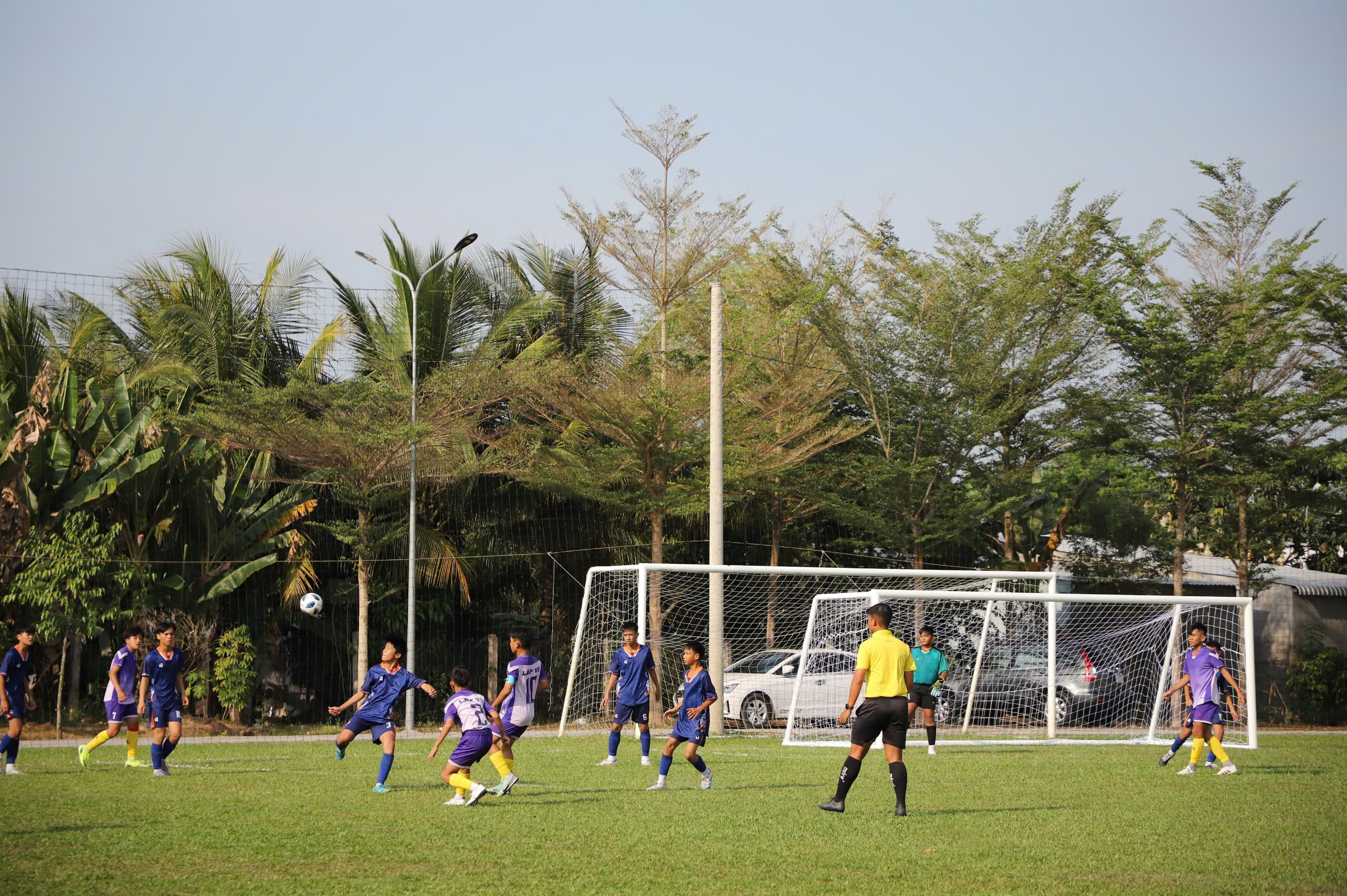 Trận đấu kịch tính giữa U13 huyện Lấp Vò (áo trắng sọc xanh) và U13 thành phố Cao Lãnh